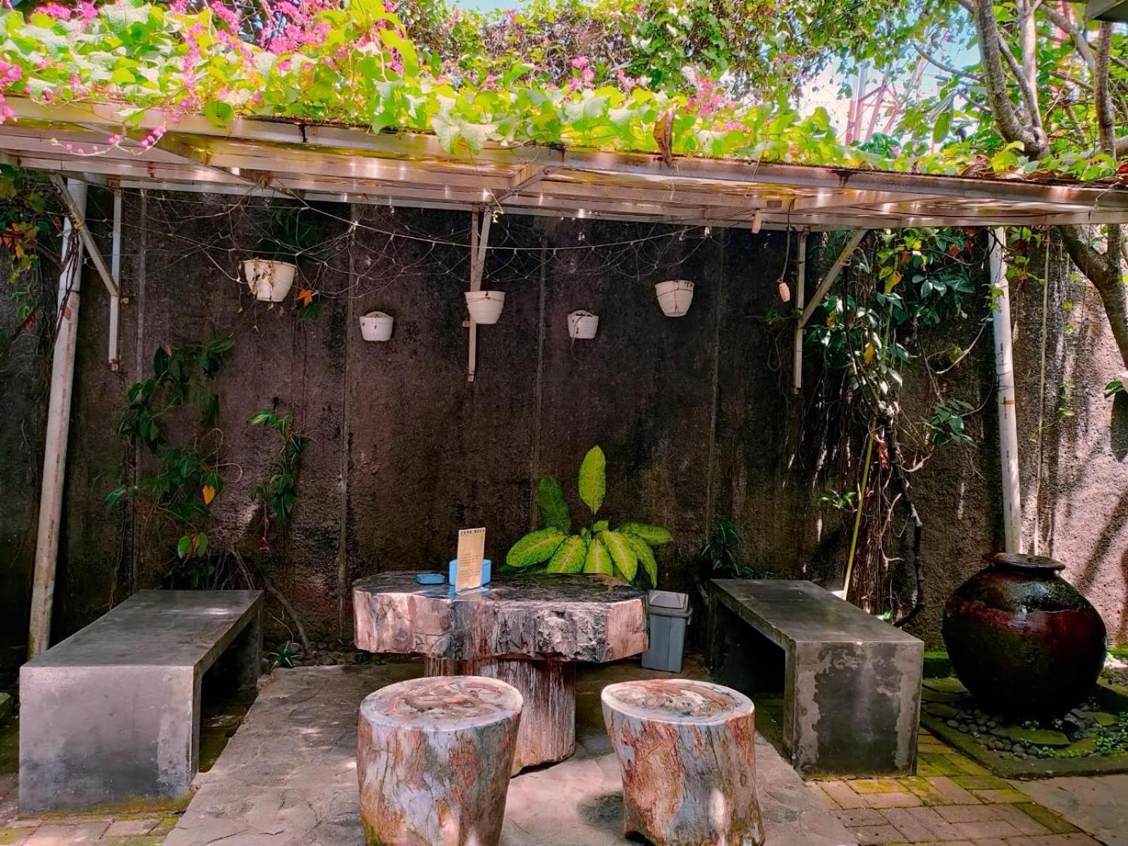 Jeng Tini Guest House Bogor Exterior photo
